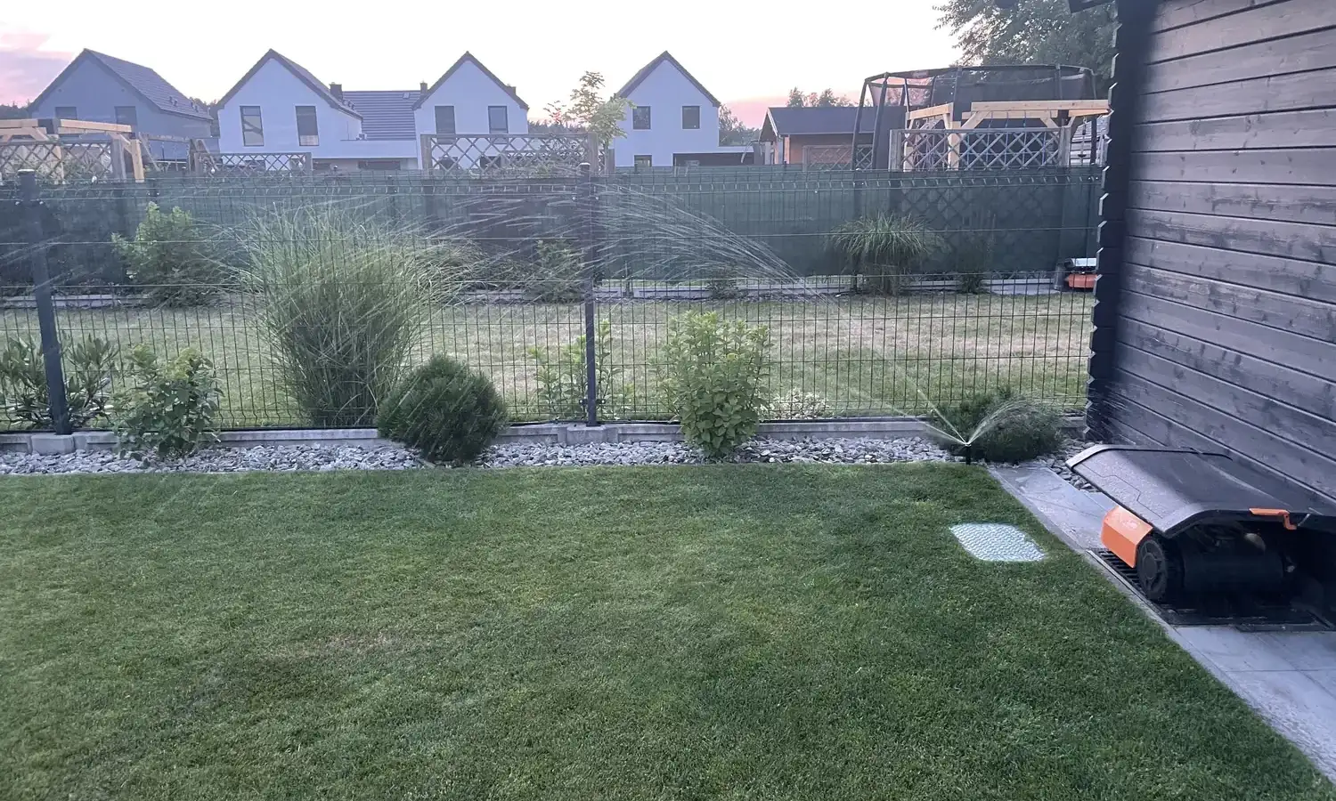 Automatyczne nawadnianie trawnika w ogrodzie w Mierzynie - zraszacze w pełnym sezonie
