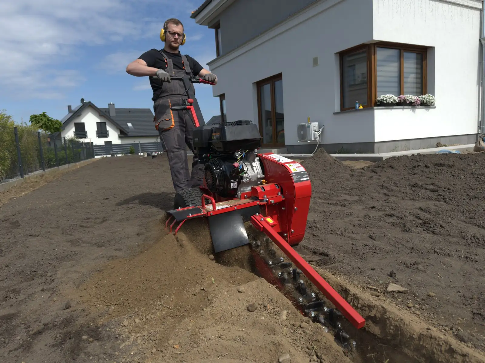 Wykopy pod nawadnianie w Szczecinie - koparka łańcuchowa Faworyt SK600 tnie wąski rowek w trawniku (realizacja Steramo)
