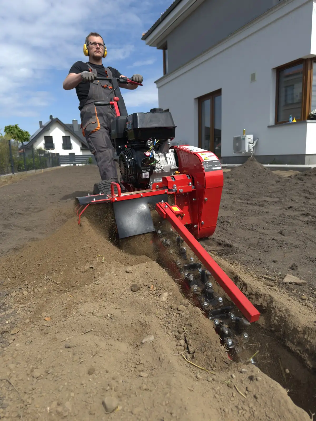 Wąski rowek 10 cm wycięty trencherem - minimum zniszczonego trawnika