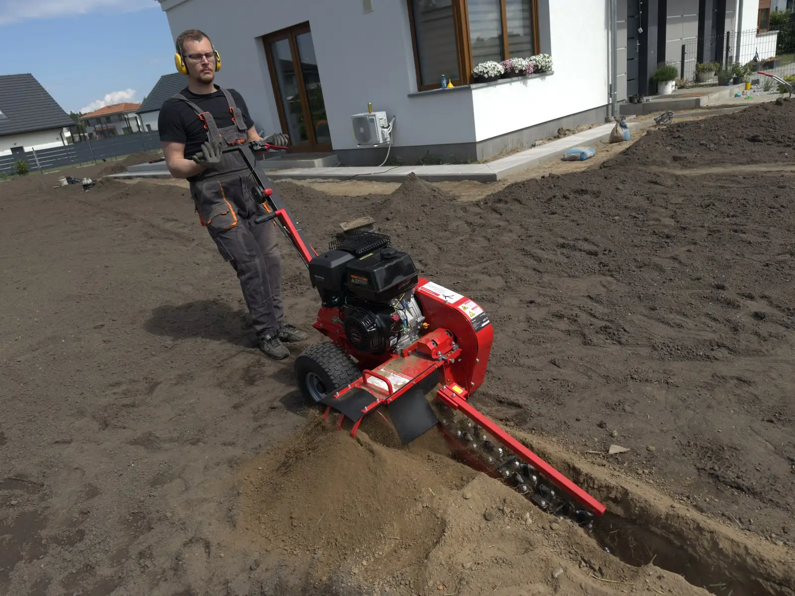 Równy rowek wycięty koparką łańcuchową gotowy do zasypania
