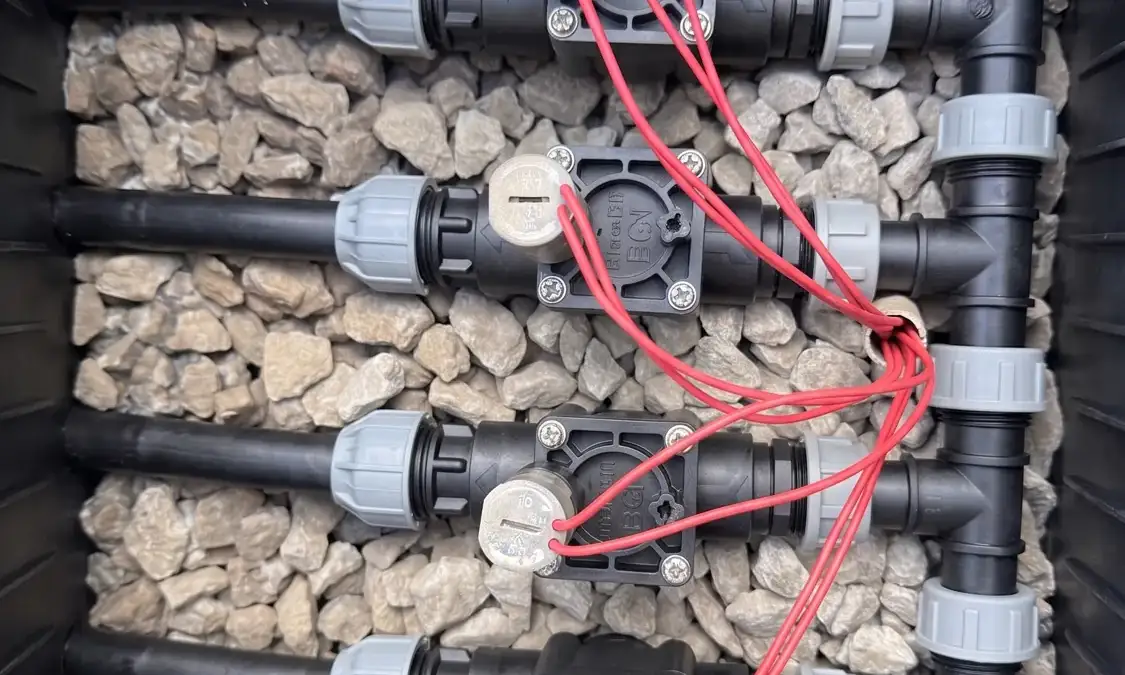 Skrzynia z sześcioma elektrozaworami sekcji nawadniania na kolektorze PE - studzienka zaworowa realizacji Steramo w Kościnie