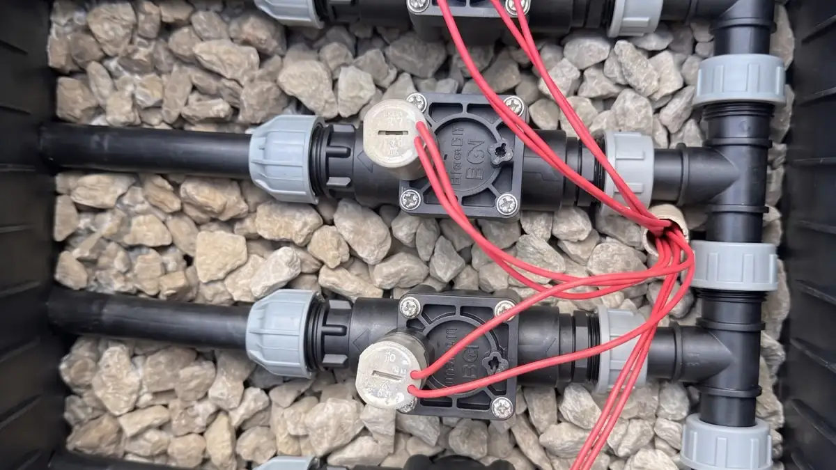 Skrzynka z elektrozaworami Hunter PGV i kolektorem PE - podział na sekcje nawadniania, montaż Steramo