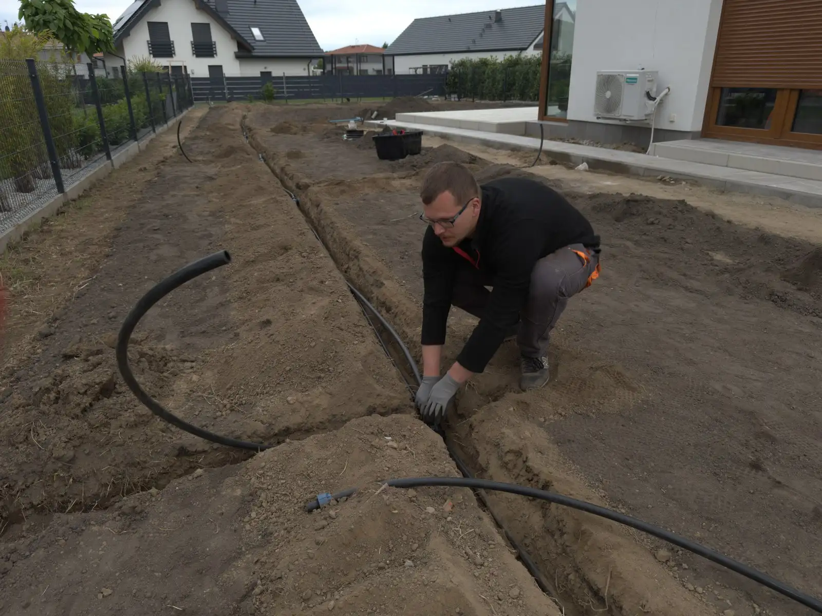 Układanie rury PE nawadniania w wyciętym rowku liniowym