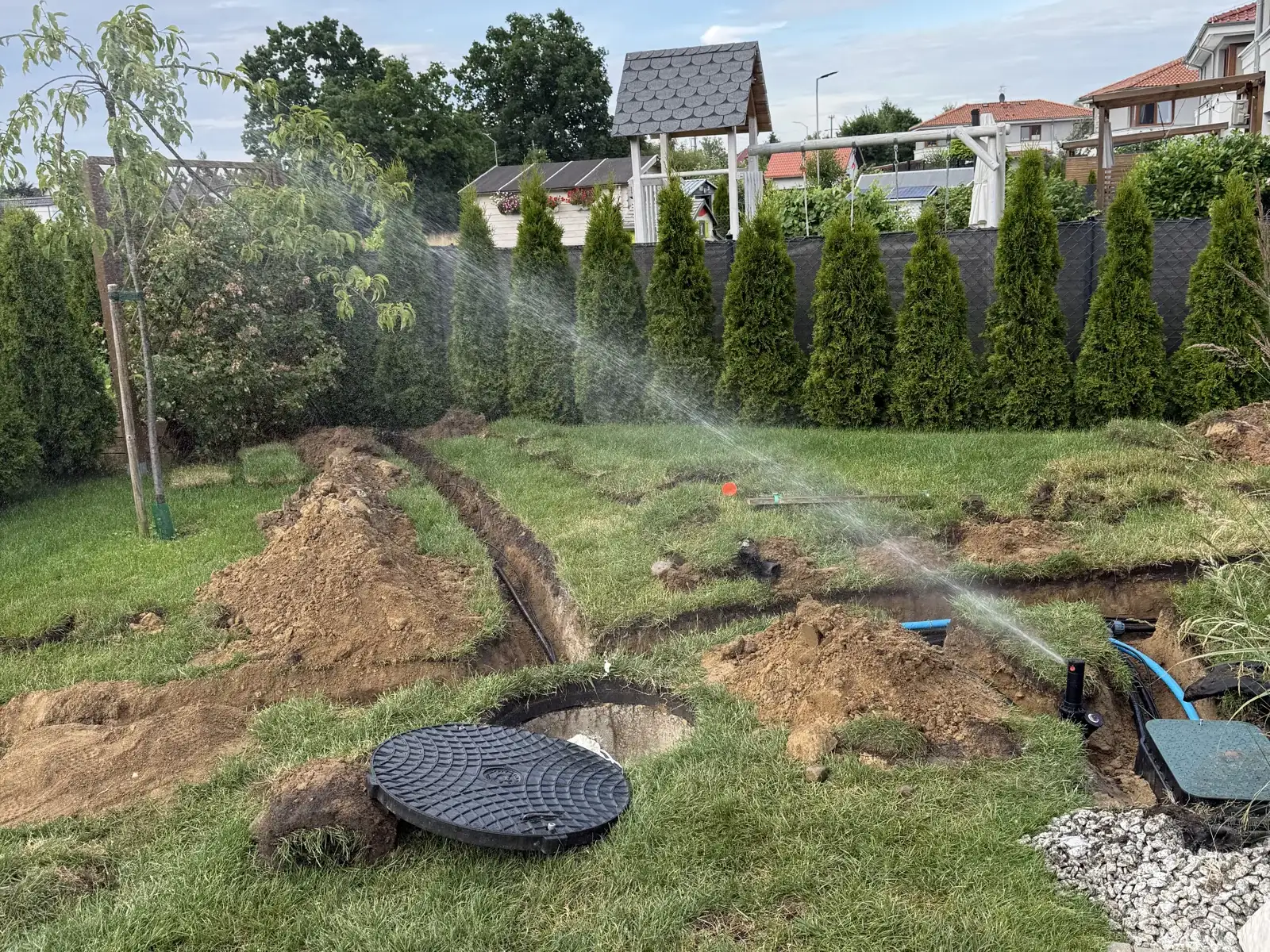 Zraszacz wynurzalny w pracy i studzienka z elektrozaworami - montaż nawadniania ogrodu w Kościnie