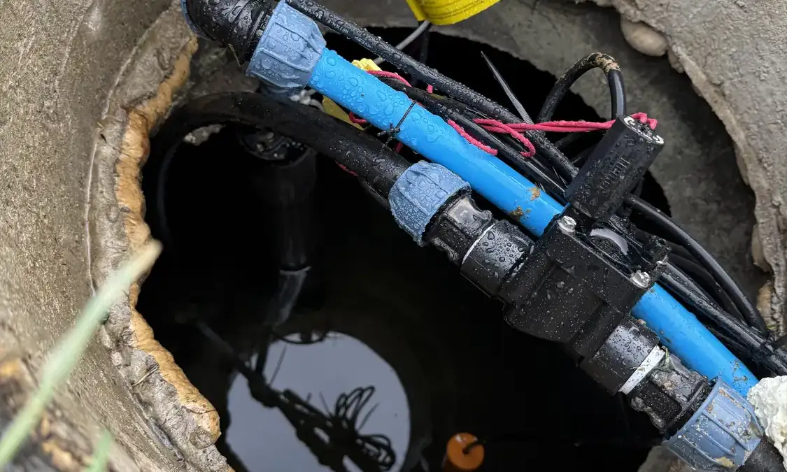 Zbiornik na deszczówkę z pompą i pływakiem w studni - instalacja retencyjna Steramo