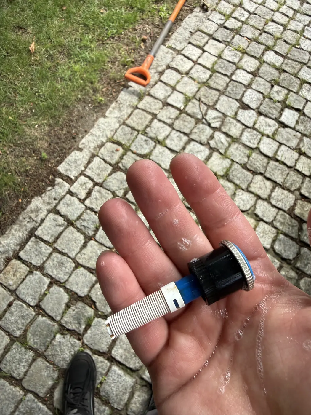 Czyszczenie dyszy i filtra sitkowego zraszacza podczas diagnostyki nawadniania