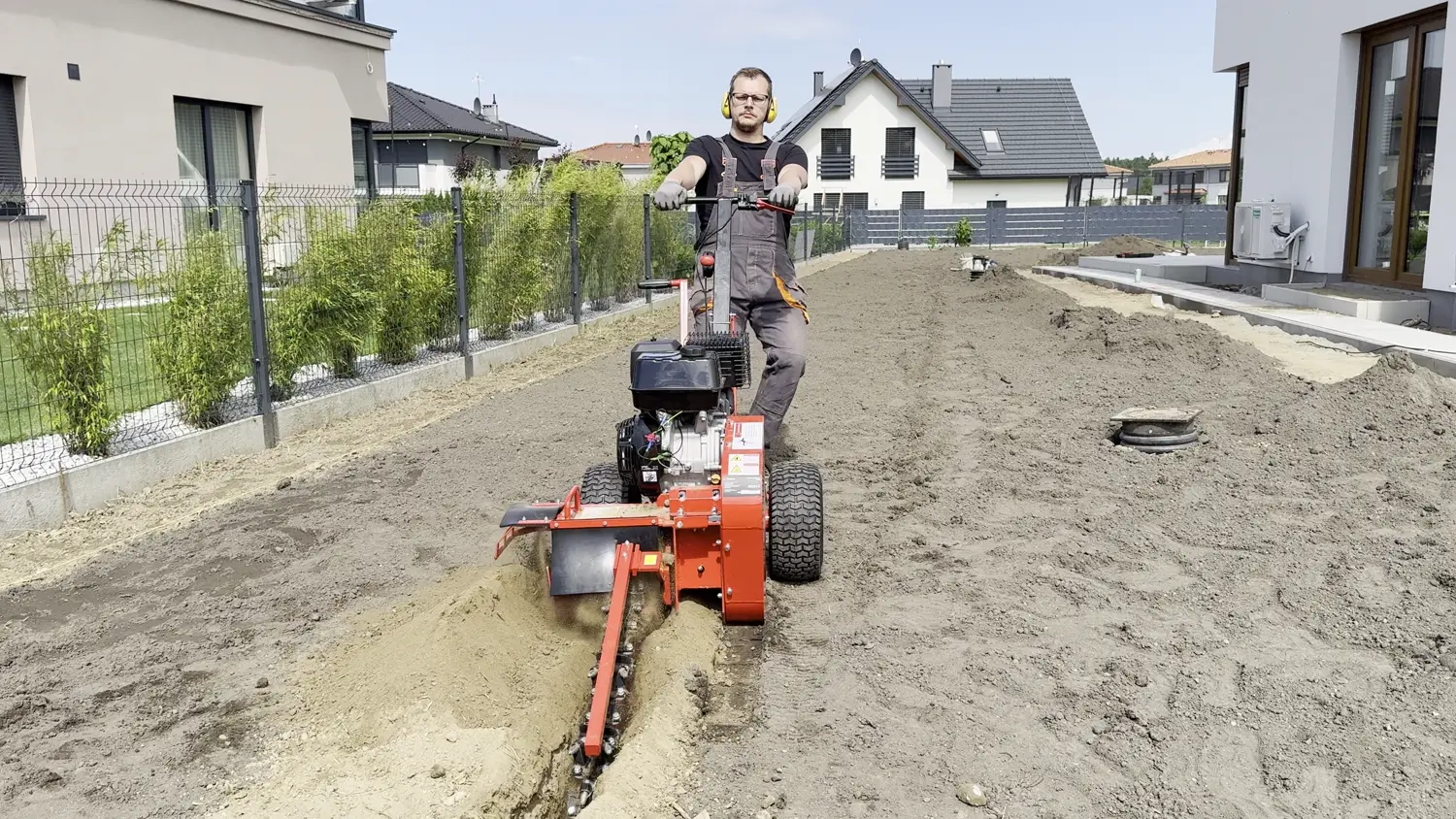 Wykop wąskiego rowka koparką łańcuchową pod instalację nawadniania - Kościno
