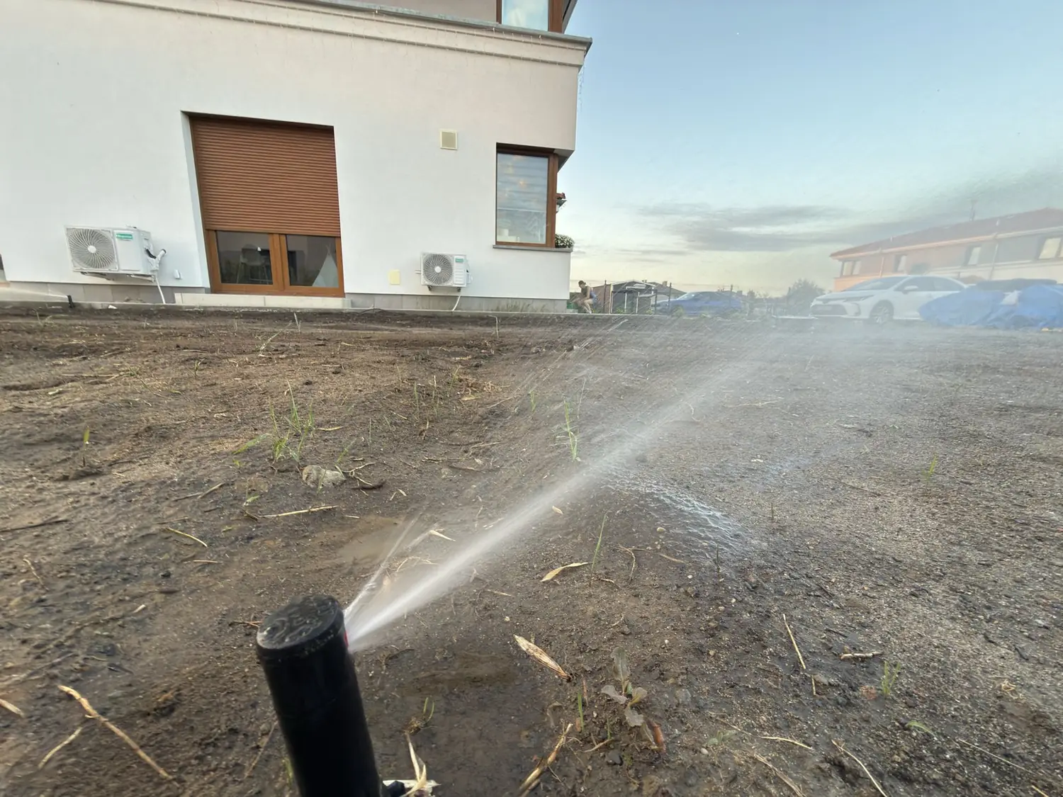 Zraszacz rotacyjny Hunter PGP - zasięg strumienia wody podczas testu, ogród w Kościnie